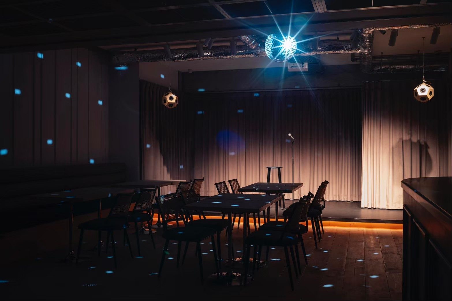 暗転した店内にミラーボールの光が散る、夜のイベントの様子